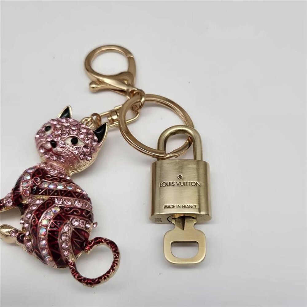 Authentic Louis Vuitton Padlock Gold 🔒 Key Set + Unbranded Cat Keychain Charm - Picture 6 of 10